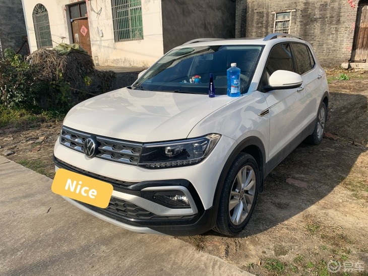 给爱车添加玻璃水和油膜去除剂