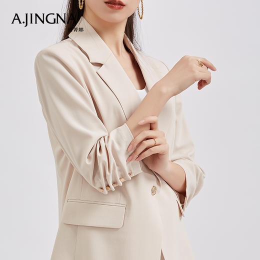 【特价款不退不换】阿菁娜经典珍珠白轻盈收褶七分袖小西服A27C108019 商品图3