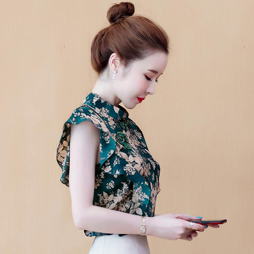 KQL- E316N8967 2022夏新款女装复古宫廷风立领盘扣荷叶边无袖仿真丝衬衫上衣 商品图2