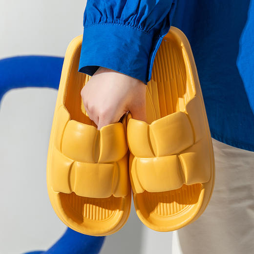 【新款 高质感面包拖鞋】用环保的EVA材质 材质柔软舒适，防滑耐磨，室内、外穿都舒服好看~ 商品图1