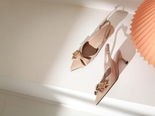 IUIU SECOND夏季铆钉蝴蝶结尖头小跟凉鞋U21AH15141 商品图7