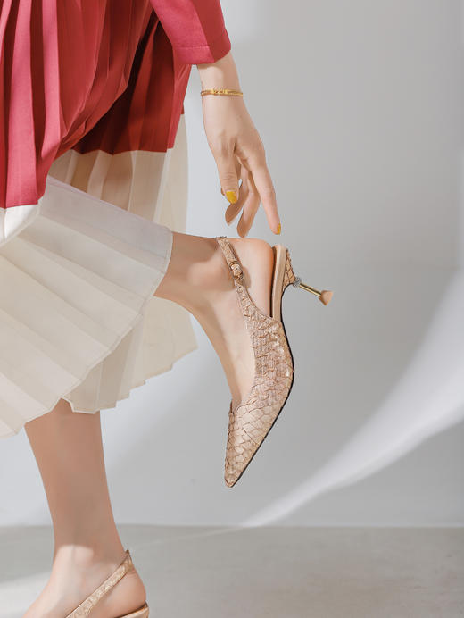 IUIU SECOND夏季时尚鱼皮尖头细跟空凉凉鞋 商品图1