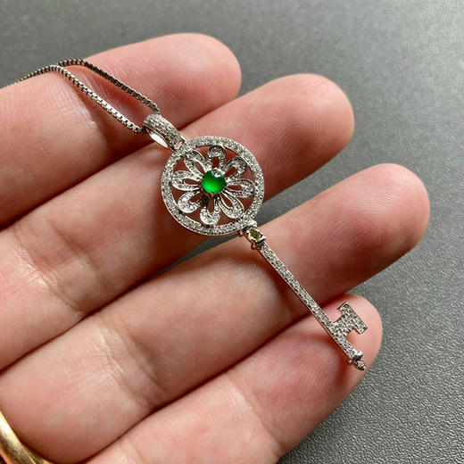 高冰种阳绿翡翠蛋面钥匙18k白金钻石镶嵌 商品图6