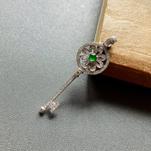 高冰种阳绿翡翠蛋面钥匙18k白金钻石镶嵌 商品图0