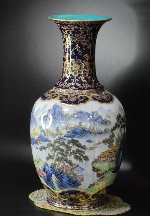 余志强:祭蓝描金山水楼阁瓜菱瓶 商品图0