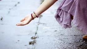 下雨天艾灸，注意这几点！雨天祛湿、驱病邪~灸出好效果 