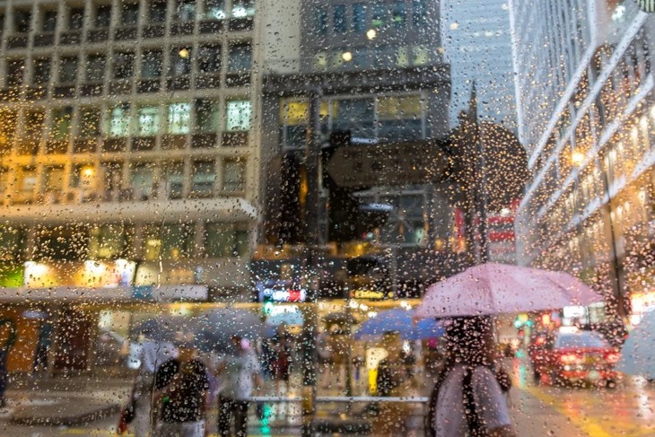 雨天行车神器丨挡风玻璃不沾雨，一喷一擦，视野远100米
