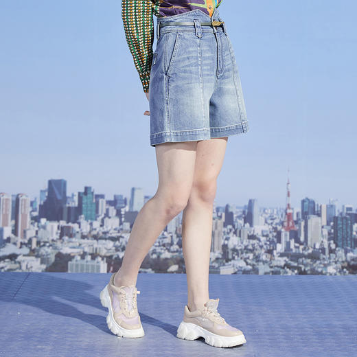 谜底2022夏季新款时尚减龄洗水磨白A型牛仔新疆棉短裤女225MK6017 商品图1