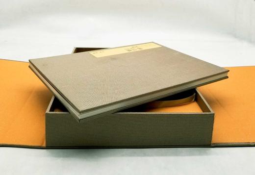 中国历代百部经典书法：《研山铭》，布面函套盒装一册，约16开，册页装，江西美术出版社2012年版，雅昌印刷，定价980，售价158元。

本幅第一段为米芾用南唐澄心堂纸书写三十九个行书大字:“研山铭五 商品图1