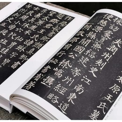 《颜真卿书法全集》，精装，全8册，大16开，朱关田主编，浙江摄影出版社2019年版， 定价3200，售价2280元。 商品图3