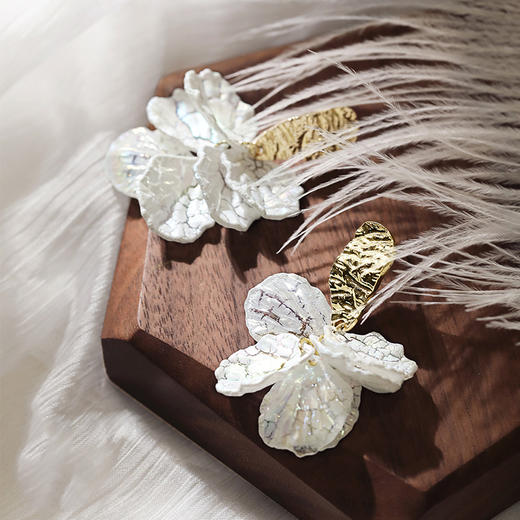 Oflye潮流饰品 白色花瓣耳环女夸张气质森系干花花朵耳坠新款耳钉永生花耳饰 商品图3