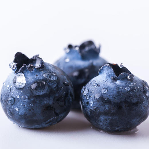 【云南抚仙湖 湖边蓝莓】果肉饱满，酸甜可口，较同品类果花青素、维生素等的常规营养成分含量更胜一筹,含有极为丰富的黄酮类和多糖类化合物，顺丰空运 商品图4