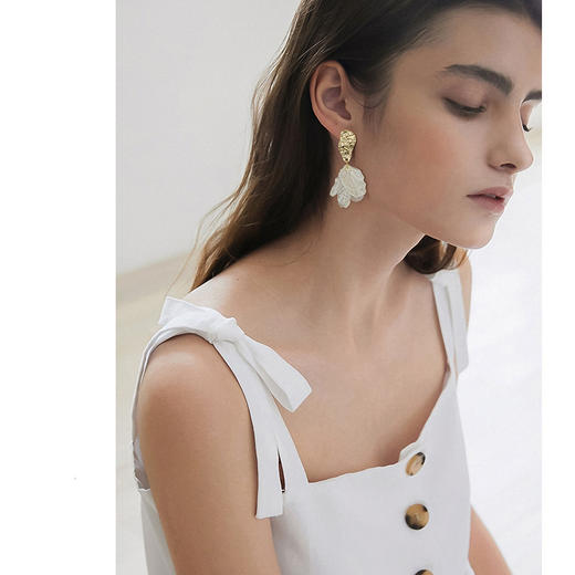 Oflye潮流饰品 白色花瓣耳环女夸张气质森系干花花朵耳坠新款耳钉永生花耳饰 商品图2