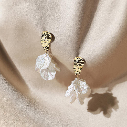 Oflye潮流饰品 白色花瓣耳环女夸张气质森系干花花朵耳坠新款耳钉永生花耳饰 商品图1