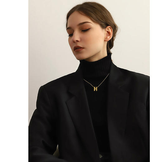 Oflye潮流饰品 钛钢字母项链女ins简约金属锁骨链吊坠网红冷淡风颈链脖子配饰 商品图3