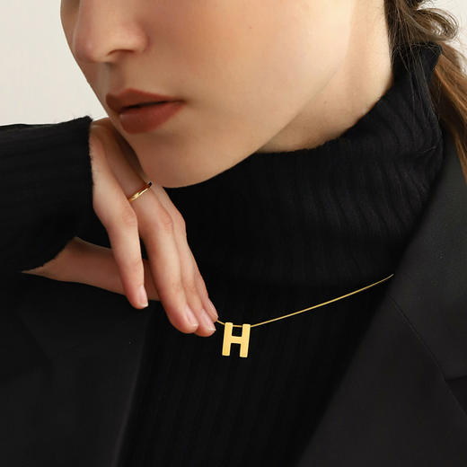 Oflye潮流饰品 钛钢字母项链女ins简约金属锁骨链吊坠网红冷淡风颈链脖子配饰 商品图1