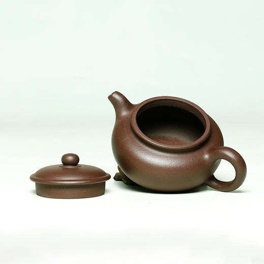 【古雅沉稳】锦壶御品 王春燕作品 粗砂紫泥 200cc 仿古 礼盒装 商品图1