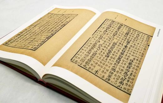 重点推荐：《黄侃黄焯批校昭明文选》，精装全10册

《黄侃黄焯批校昭明文选》，精装全10册，16开，四色印刷，3600多页，黄侃、黄焯批校，据清同治八年湖北崇文书局翻刻胡克家本底本影印，崇文书局202 商品图9