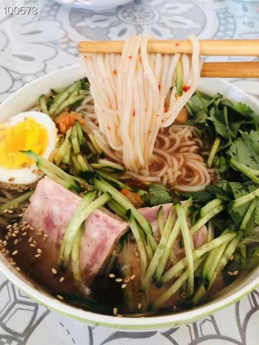 姜元冷面正宗东北朝鲜族冷面608g/袋，白冷面和荞麦冷面两种口味任选，口感劲道，汤汁酸甜适口，分量超足，搭配正宗的辣白菜，酸甜的料包，让胃口大开，全国包邮 商品图4