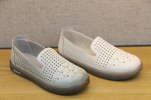 豪行夏款21230277休闲浅口真皮女鞋防滑软底软面宽松一脚蹬冲孔鞋 商品图4