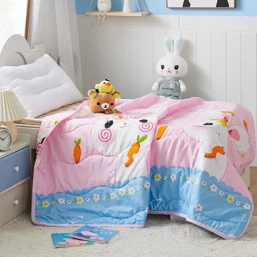 【细腻亲肤！儿童驱蚊夏凉被】水洗棉羽丝绒纤维，慵懒的轻柔，可水洗机洗，保暖舒适，1件=沙发毯+垫被+汽车毯+推车毯！宝宝小被子幼儿园午睡儿童空调被，开学季常备 商品图2