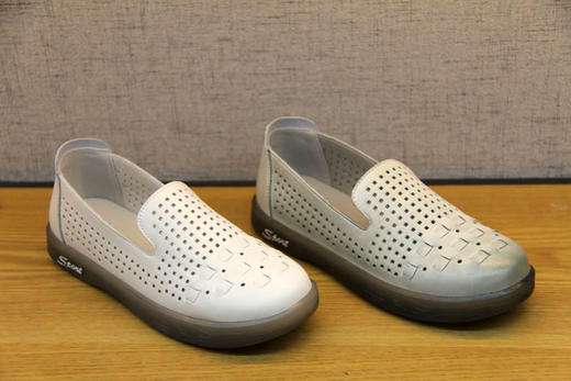 豪行夏款21230277休闲浅口真皮女鞋防滑软底软面宽松一脚蹬冲孔鞋 商品图3