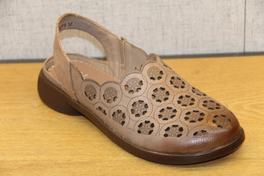 豪行2021夏新款21235777复古真皮女鞋粗跟镂空鞋民族风圆头凉鞋女 专柜正品 商品图6