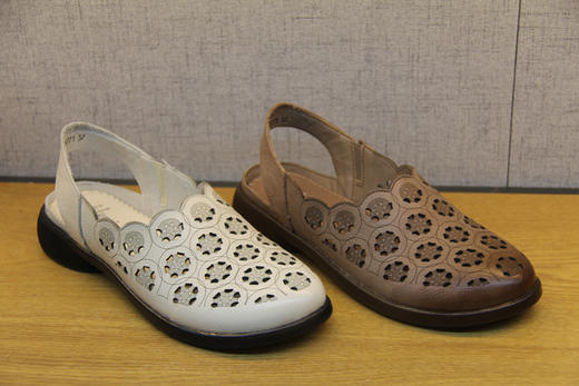 豪行2021夏新款21235777复古真皮女鞋粗跟镂空鞋民族风圆头凉鞋女 专柜正品 商品图4