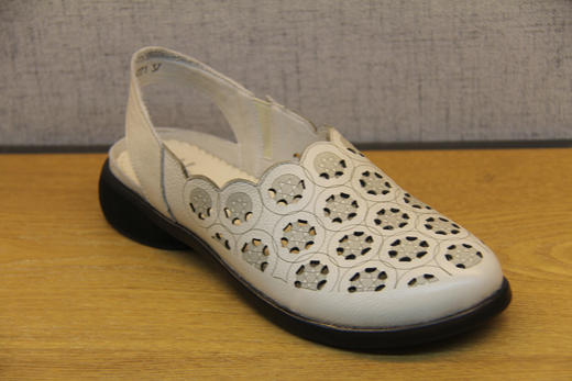 豪行2021夏新款21235777复古真皮女鞋粗跟镂空鞋民族风圆头凉鞋女 专柜正品 商品图1