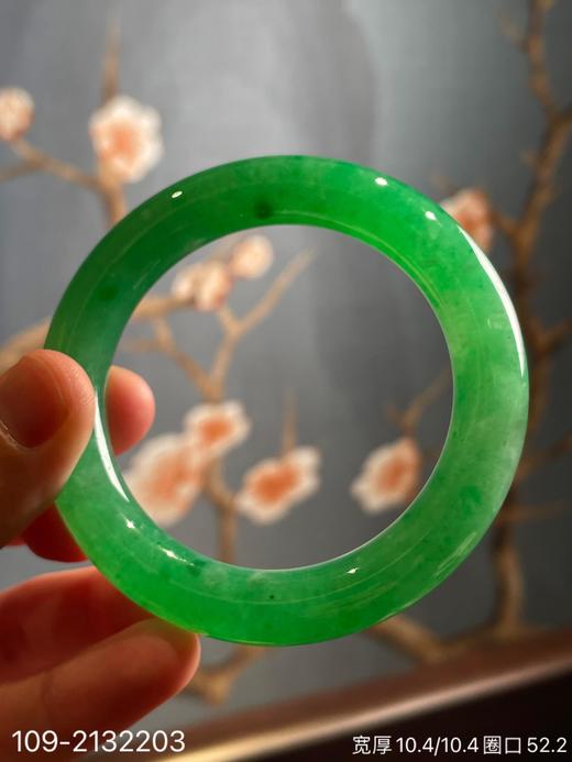 109-2132203，阳艳绿手镯。圈口52.2。具体价格微信咨询 商品图1