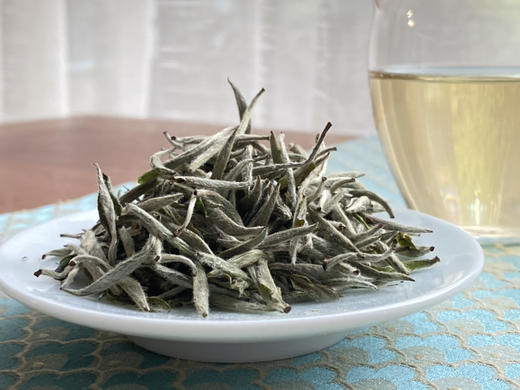 白毫银针（2022头采首日银针）老树银针，珍稀品质，芽头肥壮，白毫满披，毫香蜜韵，自然清新，香清甘甜，享有杯中“美人”，茶中“女王”之美誉，净含量500g，头采限量预售！ 商品图1