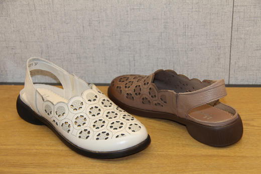 豪行2021夏新款21235777复古真皮女鞋粗跟镂空鞋民族风圆头凉鞋女 专柜正品 商品图3