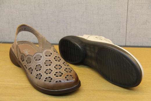 豪行2021夏新款21235777复古真皮女鞋粗跟镂空鞋民族风圆头凉鞋女 专柜正品 商品图0