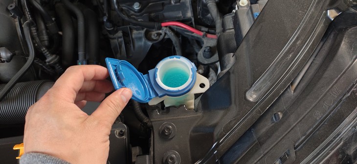 汽车使用的玻璃水，到底有什么用？老司机告诉你，别再花冤枉钱