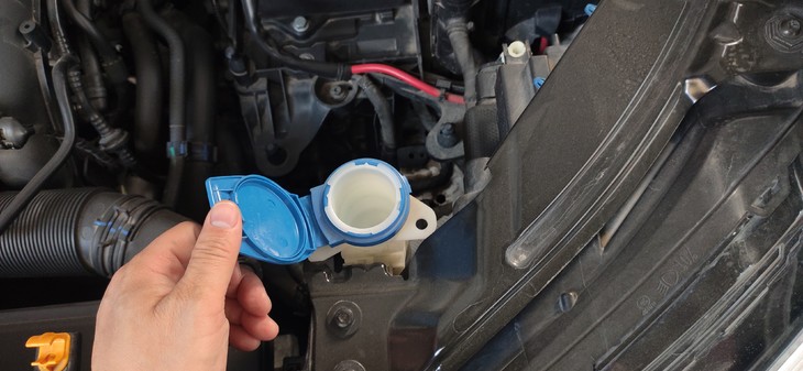 汽车使用的玻璃水，到底有什么用？老司机告诉你，别再花冤枉钱