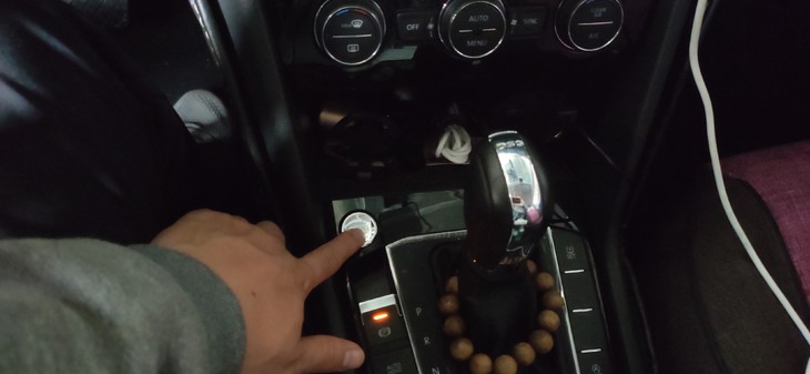 汽车使用的玻璃水，到底有什么用？老司机告诉你，别再花冤枉钱