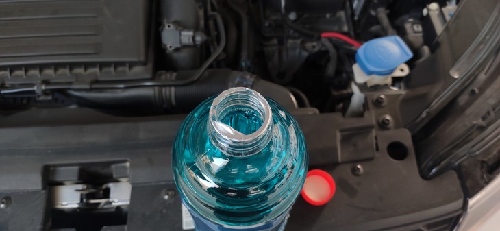 汽车使用的玻璃水，到底有什么用？老司机告诉你，别再花冤枉钱