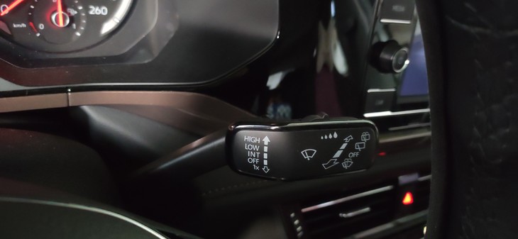 汽车使用的玻璃水，到底有什么用？老司机告诉你，别再花冤枉钱