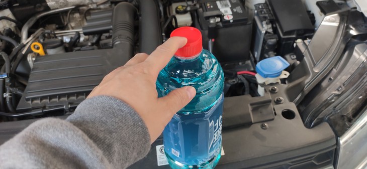 汽车使用的玻璃水，到底有什么用？老司机告诉你，别再花冤枉钱