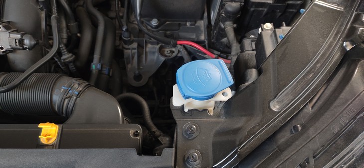 汽车使用的玻璃水，到底有什么用？老司机告诉你，别再花冤枉钱