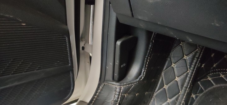 汽车使用的玻璃水，到底有什么用？老司机告诉你，别再花冤枉钱