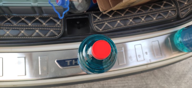 汽车使用的玻璃水，到底有什么用？老司机告诉你，别再花冤枉钱