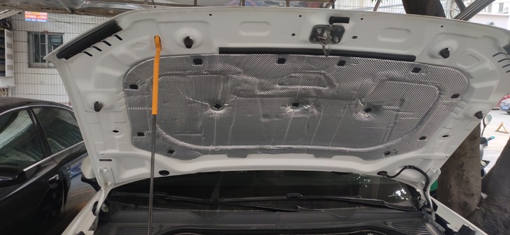 汽车使用的玻璃水，到底有什么用？老司机告诉你，别再花冤枉钱