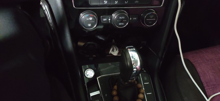 汽车使用的玻璃水，到底有什么用？老司机告诉你，别再花冤枉钱