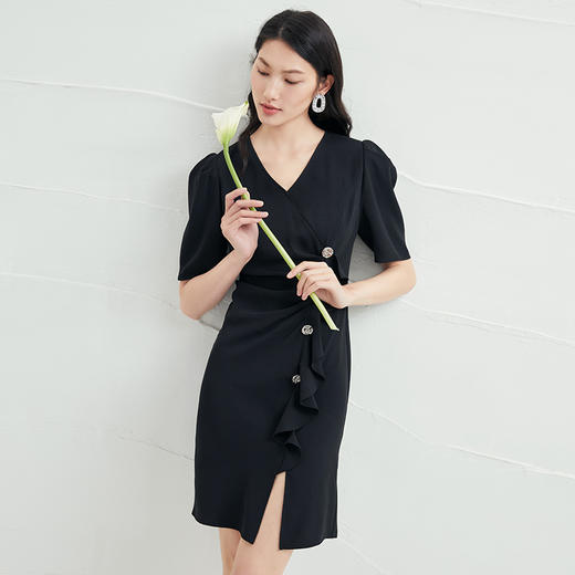 EITIE爱特爱夏季新款时尚泡泡袖开叉裙摆黑色修身a字连衣裙B2207954 商品图1