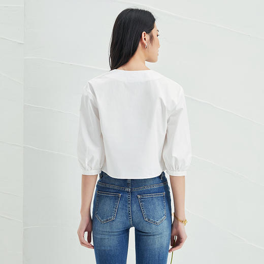 EITIE爱特爱夏季新款通勤显瘦百搭衬衫纯棉白色v领宽松短上衣B2213902 商品图3