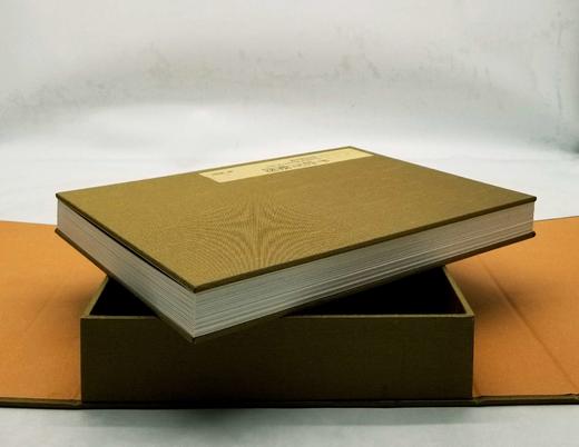 《千岩万壑图》，清 龚贤绘，布面盒装，册页装，约16开，江西人民美术出版社2012年版，定价980，售价168元。

此图写千岩万壑。气势磅礴。山峦、高丘、林木、从树、山涧、寒林、渔艇、农舍、清江、苇 商品图2