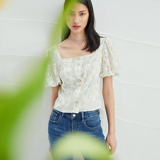 EITIE爱特爱夏季新款短款气质通勤显瘦泡泡袖方领蕾丝小上衣B2213906 商品图1
