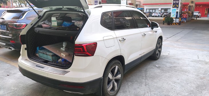 汽车使用的玻璃水，到底有什么用？老司机告诉你，别再花冤枉钱