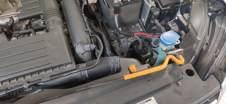 汽车使用的玻璃水，到底有什么用？老司机告诉你，别再花冤枉钱